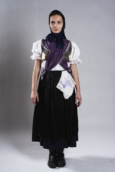 Ženský sviatočný odev z Malachova 001-02