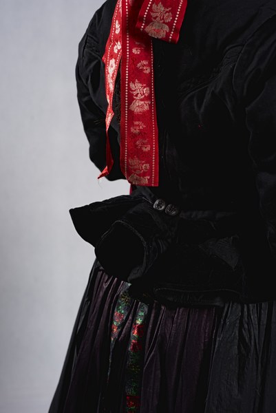Ženský sviatočný odev zo Žibritova 005-04
