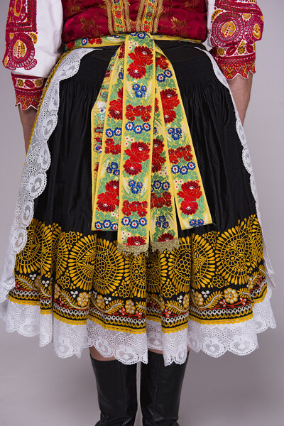 Ženský sviatočný odev z Krakovian 009-05