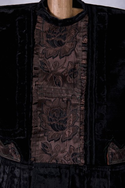 Ženský kabátik z Dolných Rykynčíc 004-02