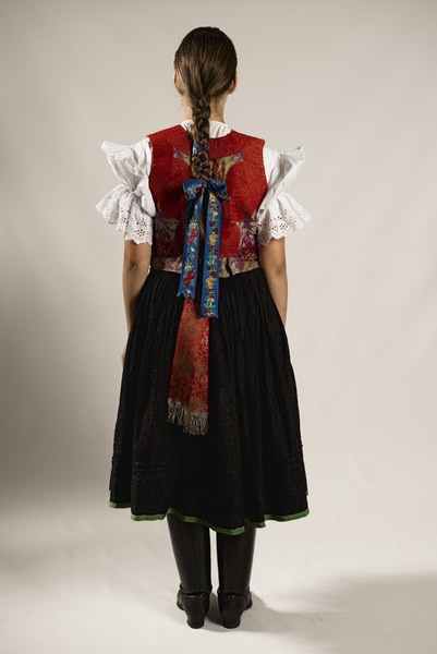 Dievčenský sviatočný odev z Prenčova 001-02