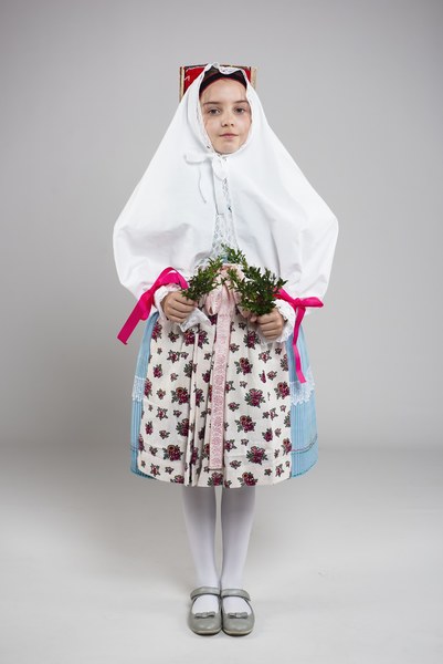 Dievčenský sviatočný odev z Kojšova 001-01
