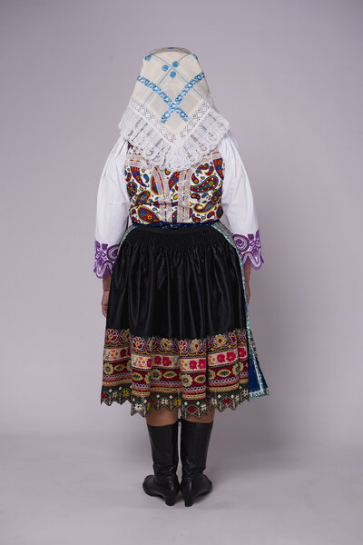Ženský odev z Krakovian 001-03