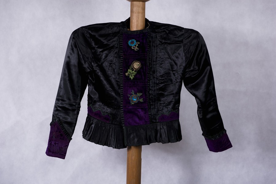 Ženský kabátik z Dolných Rykynčíc 003-01