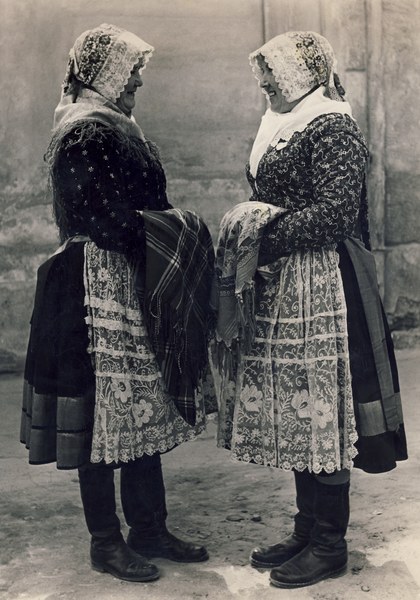 Ženský sviatočný odev z Borského Mikuláša 001-01