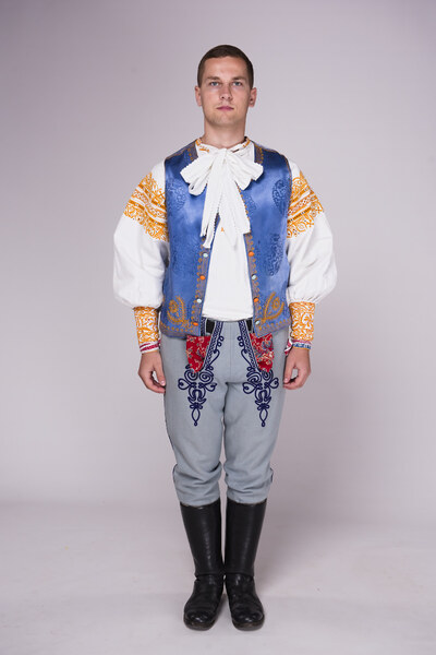 Mládenecký sviatočný odev z Krakovian 001-01
