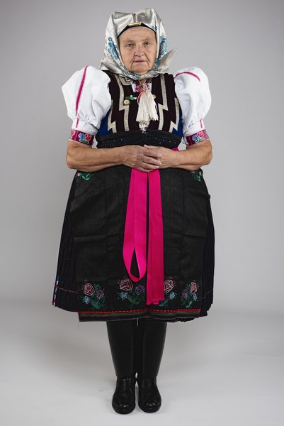 Ženský sviatočný odev z Kojšova 001-01