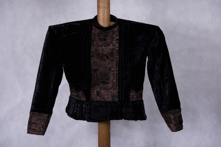 Ženský kabátik z Dolných Rykynčíc 004-01