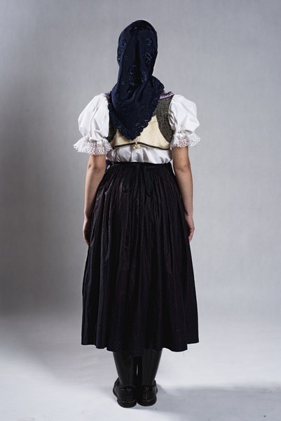Ženský sviatočný odev z Malachova 001-03