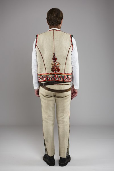 Mužský sviatočný odev z Kojšova 001-03