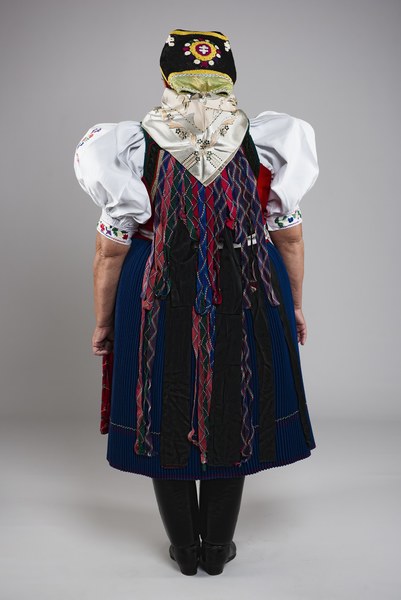 Ženský sviatočný odev z Kojšova 002-02