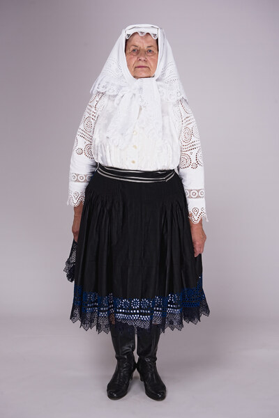 Ženský smútočný odev z Krakovian 001-02