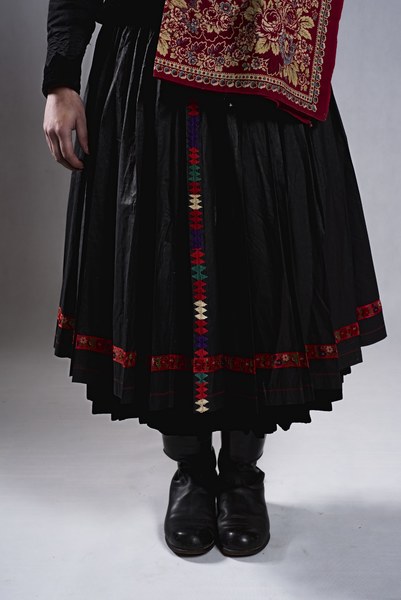 Ženský sviatočný odev zo Žibritova 005-05