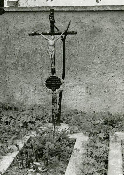 Náhrobný kríž v Bobrovci 008-01