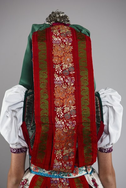Dievocký sviatočný odev z Kojšova 001-03