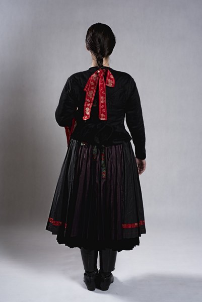 Ženský sviatočný odev zo Žibritova 005-03