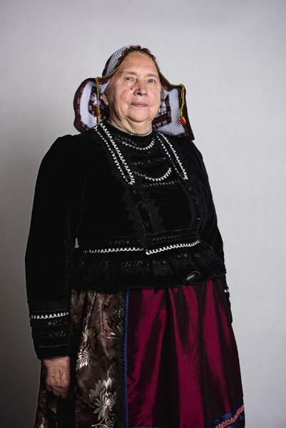Ženský sviatočný odev z Rejdovej 002-03