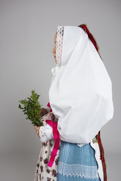 Dievčenský sviatočný odev z Kojšova 001-03