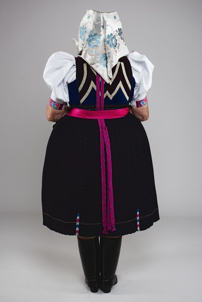 Ženský sviatočný odev z Kojšova 001-02