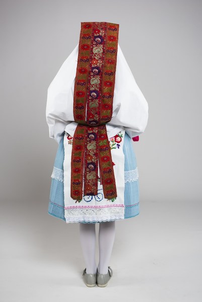 Dievčenský sviatočný odev z Kojšova 001-02