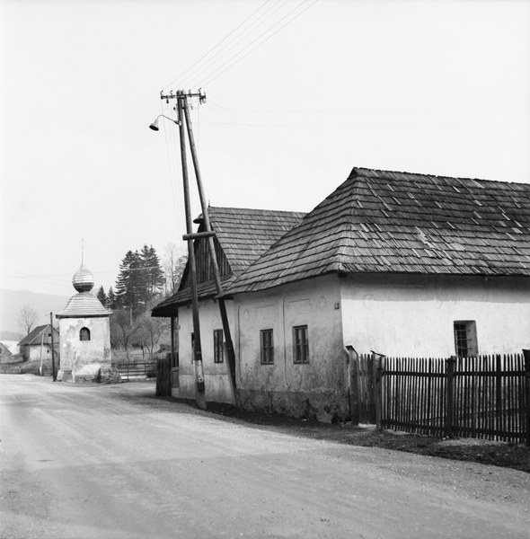 Obytné domy a zvonica v Rakši