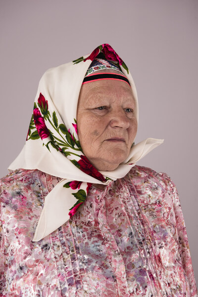 Ženský sviatočný odev z Lendaku 006-04
