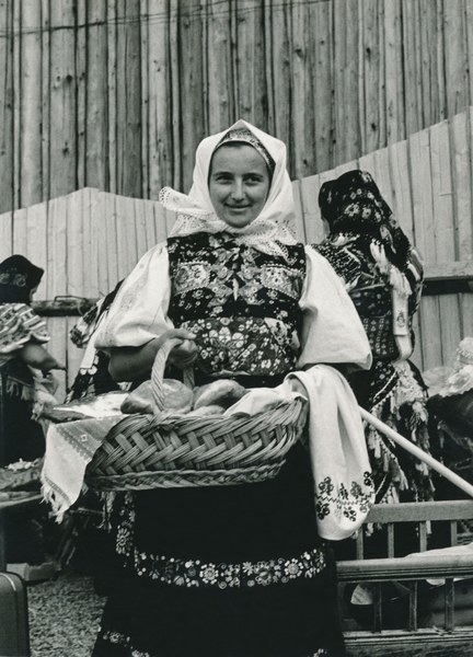 Ženský sviatočný odev zo Slatinských Lazov 001-01