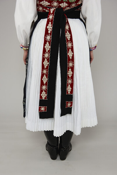 Ženský sviatočný odev z Liptovských Revúc 001-04